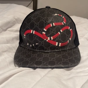 Gucci keps snake  - Tja!!! Nu ska jag sälja min Gucci keps har tröttnat på den. Super bra skick på den ingen box eller kvitto. Fast äkta och den säljs inte längre. För fler bilder DM!😀😃