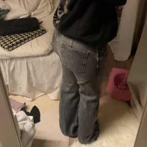 Zara jeans - Super fina zara jeans. Grå svarta. Kommer ej till användning. Jag är en 34 och dom sitter bra på mig dock är dom 38 men de stämmer ej. Jag är 156cm och dom är definitivt för långa på mig