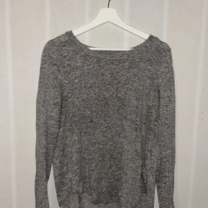 Grå tröja  - Skön tröja. Inte nopprig 