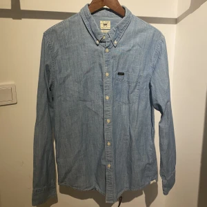 Vintage blå skjorta - Säljer en vintage lee skjorta i storlek M. Sparsamt använd med inga defekter! 100% bomull. Skriv för mer info eller funderingar🤙🏼