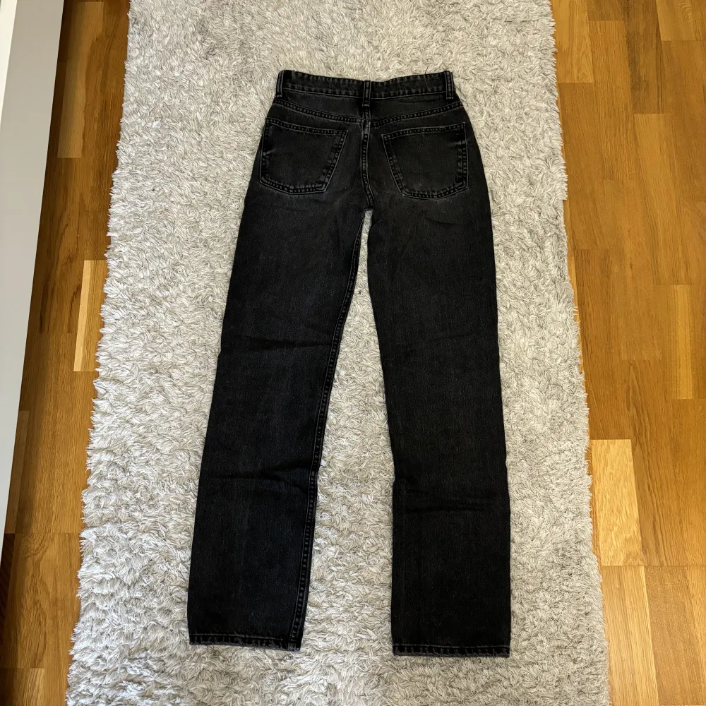 Säljer dessa sjukt snygga Zara jeans som är straight och mid waist!💘💘 sjukt snygga nu till hösten!! Köptes för 399kr!!🍁🍁. Jeans & Byxor.