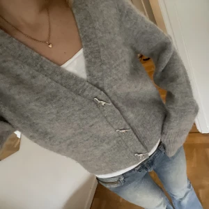 Kofta &otherstories - Jättesöt kofta från &otherstories med dinosaurieknappar Använd gärna köp nu🫶🏽