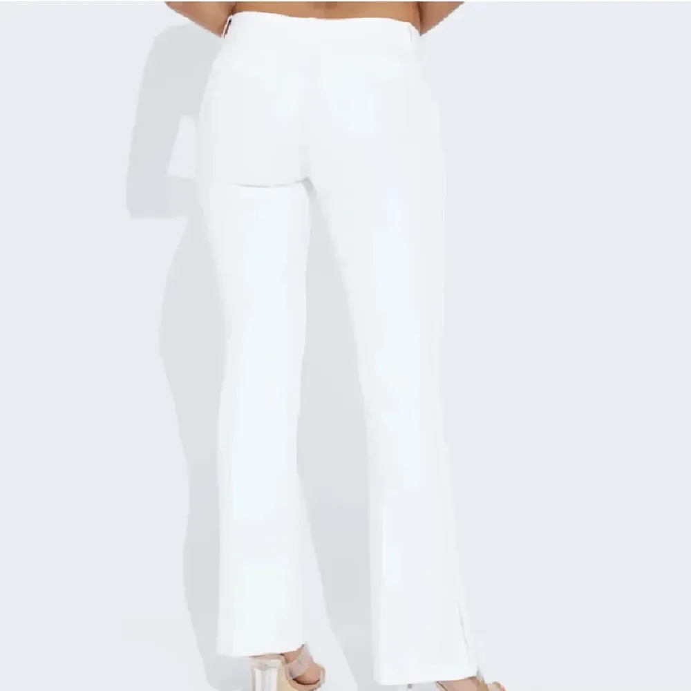 Säljer nu mina helt nya lågmidjade kostymbyxor från BikBok i modellen ”Vera Petite” då dom inte passade mig💗. Jeans & Byxor.