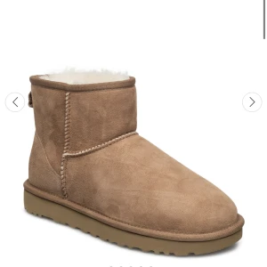 Uggs - Super snygga, använda en vinter!! Skriv för egna bilder🫶🏼 köptes för 2200kr 