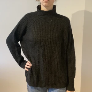 Stickad tröja från lager 157 - Svart stickad tröja från lager 157 i storlek M. Använd fåtal gånger därav nyskick. Säljer pga att den inte kommer till användning. 