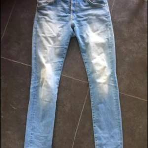 Jack& Jones Jeans Ljusblå med snygga slitningar.  Knappt använda  Strl 30/32 Modell GLENN