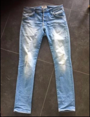 Jeans - Jack& Jones Jeans Ljusblå med snygga slitningar.  Knappt använda  Strl 30/32 Modell GLENN