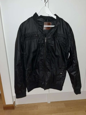 Hugo Boss × Mercedes AMG Limited Edition - Säljer nu min Hugo Boss Jacka Strl M, Knappt Använd då jag inte haft tillfälle för att använda den. Fick som en födelsedags present för 1 år sedan och anväder aldrig denna så säljer den för lågt pris, Ny pris 2.500kr 