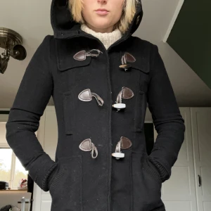 Duffel från Zara - Svart duffel från Zara i storlek S. Fint skick men lite ytludd som det lätt blir med ullkappor. Annars fint skick!