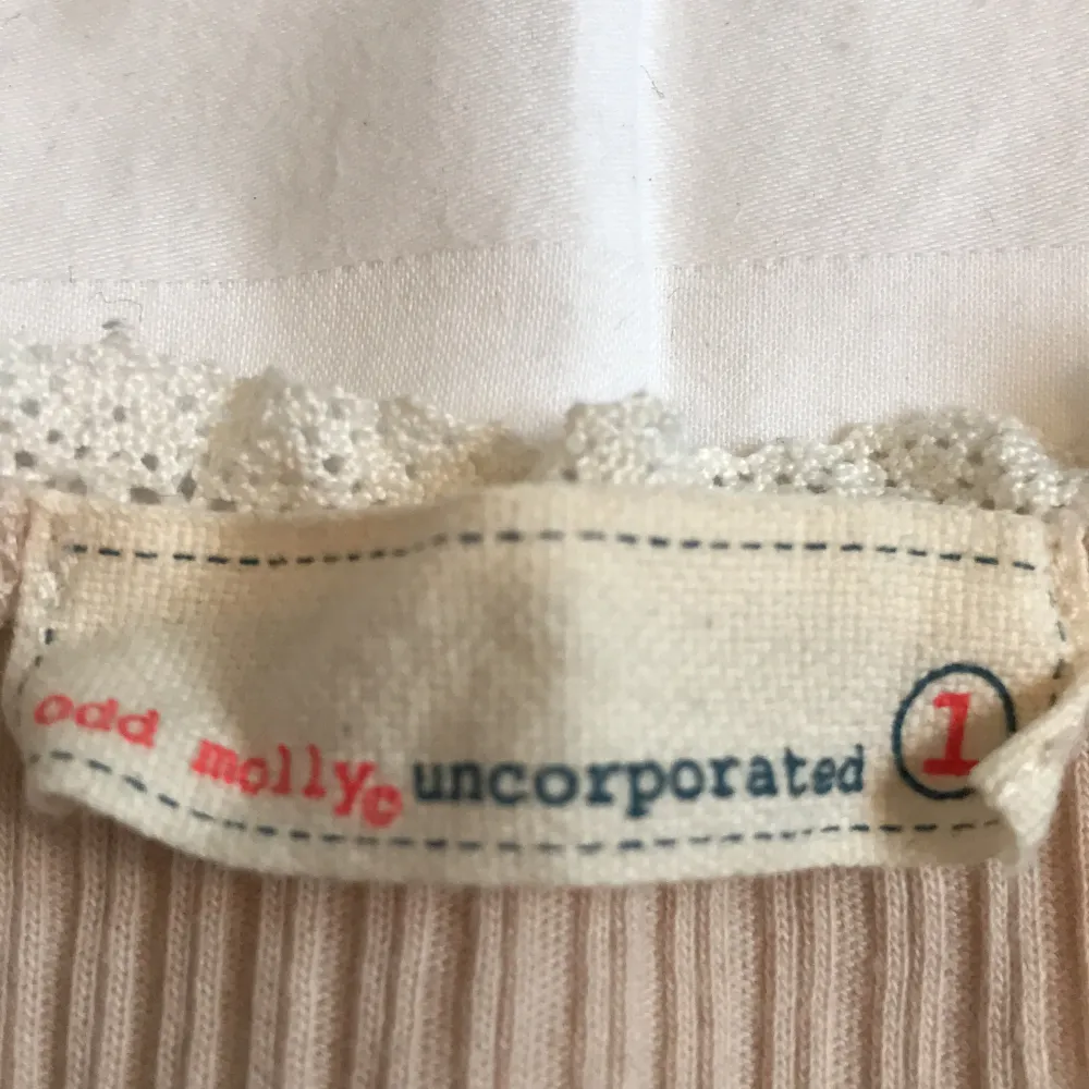 - Plagg: Linne - Mönster: Inget - Färg: Beige - Storlek: S-M - Märke: OddMolly - Skick: Otroligt bra - Egenskaper: spetsad, ribbad, älva, rosetter på ärmena, överhöfterna Kontakta mig gärna vid frågor 💕 . Yläosat.