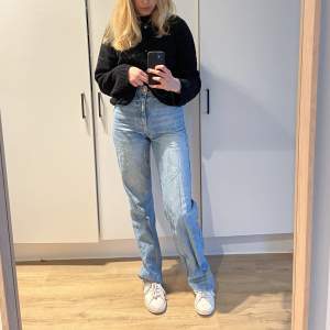 Säljer dessa straight leg jeans från zara då de inte används. Långa i benen och högmidjade. Jättebra skick, strl 36. Frakt tillkommer eller möts i lund