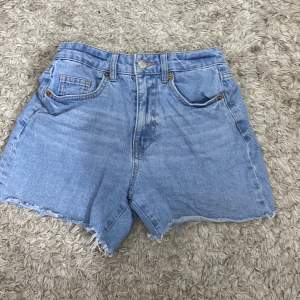 Super fina jeans shorts ifrån hm. De är typ mid-high waist. Jätte bekväma💗 100 kr + frakt som jag återkommer med om du är intresserad🫶🫶