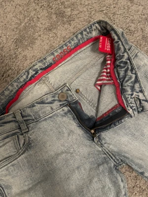 Lågmidjade jeans  - Ljusblå lågmidajade cross jeans som är långa i benen, är för stora för mig