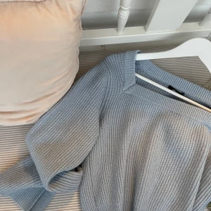 Söt stickat tröja ❄️ - Söt och enkel tröja från Gina Tricot i nyskick, endast använd en gång! 🤍❄️