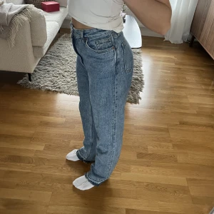 Jeans - Sköna jeans från monki, med ”slitningar nertill”. Storlek 25. Jag är 163 och sitter jättebra.💖100kr