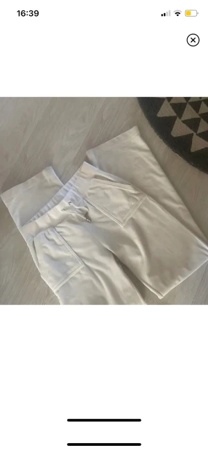 Juicy byxor - Juicy byxor i bra skick sälj då de inte kommer till användning! Skriv om ni har funderingar eller vill ha mer bilder. KÖP GÄRNA VIA KÖP NU☺️❤️