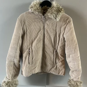 Retro y2k höstjacka  - En superfin höstjacka som passar perfekt denna årstid. Köpt för 600kr utomlands på en vintagebutik, i superfint skick dock! Passar både en S och en M.