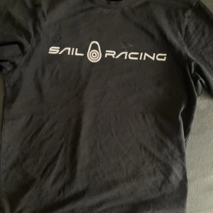 Sail racing t-shirt  - Säljer min t-shirt ganska använd men helt felfri  Storlek 160 Ord pris 400
