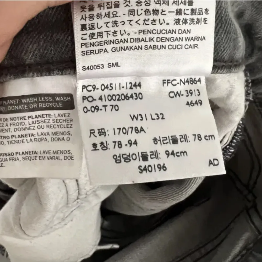 Snygga Levis jeans!! Midjemått 39, innerbenslängd 75cm. Farkut & Housut.