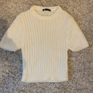 fin fluffig t shirt från zara strl M men är liten i storlek så skulle säga det även passar en S