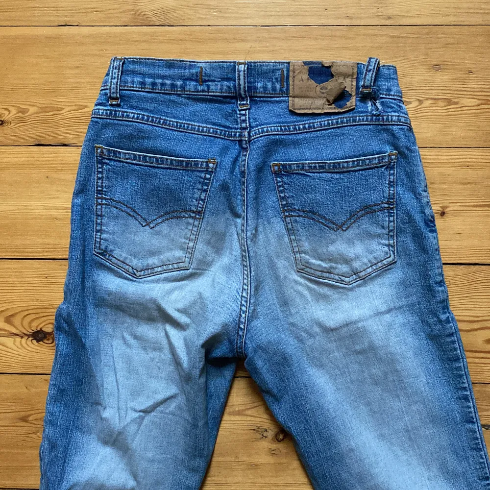 Jättesnygga blåa jeans med ljus tvätt både fram och bak. Jag brukar ha de lågmidjat och lite mer baggy men funkar även att ha lite högre upp på höfterna. Säljer pga att de är alldeles för långa😔. Jeans & Byxor.