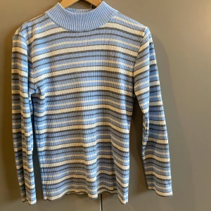 Stickad tröja  - Helt ny stickad tröja. Perfekt för hösten!