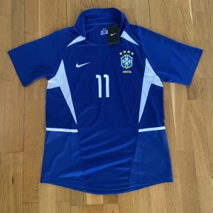 Ronaldinho Brasilien 2002 vm fotbollströja  - Helt ny Ronaldinho vm 2002 fotbollströja, storlek M