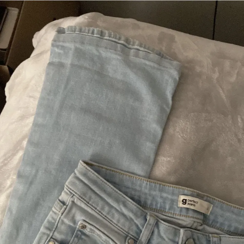 Utsvängda jeans ifrån gina tricot😇 lägger upp igen för gratis frakt. Jeans & Byxor.