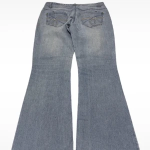 Y2k bootcut jeans!! - Jättesnygga jeans med fina detaljer på fickorna 
