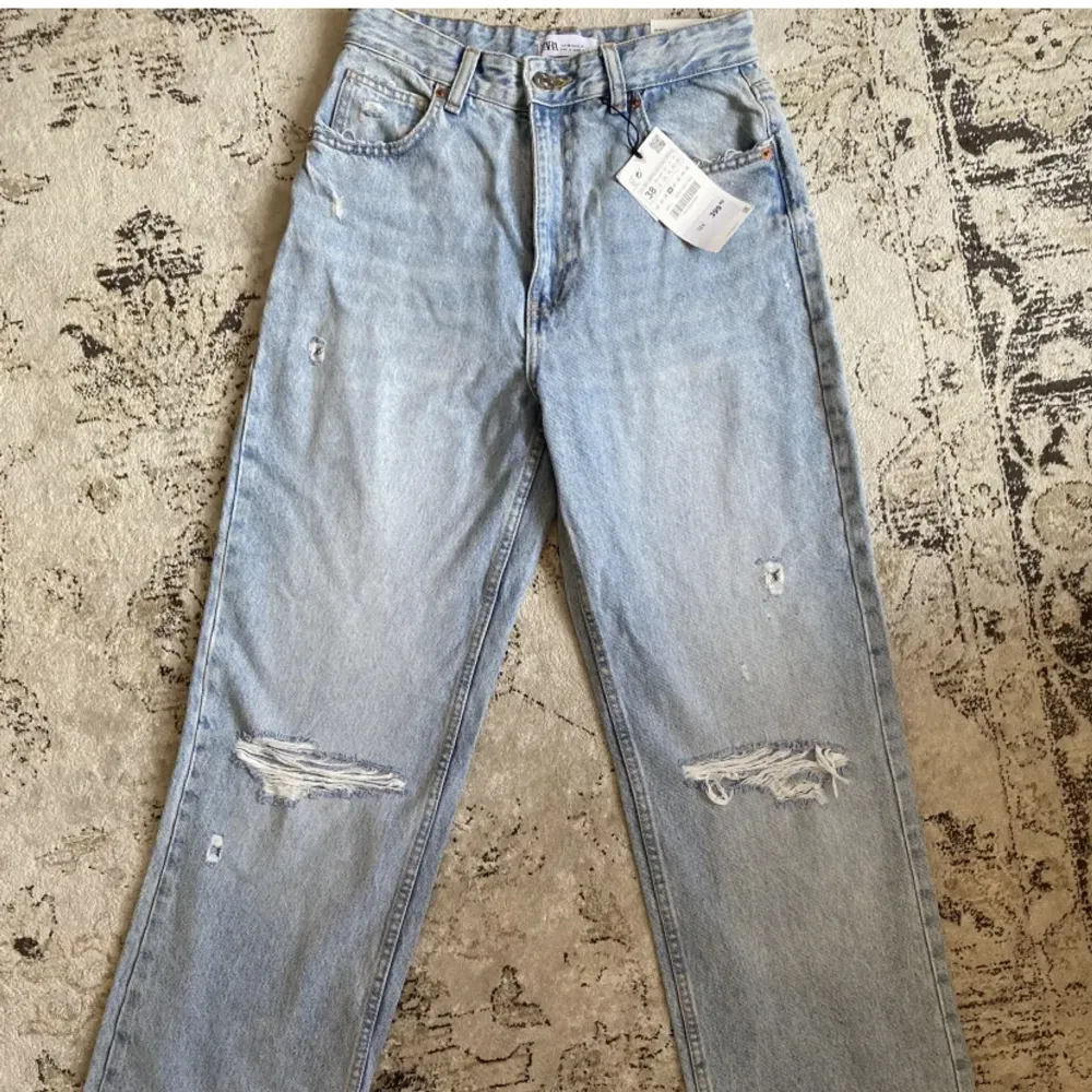 Helt nya zara jeans med prislapp på, storlek 38.. Jeans & Byxor.