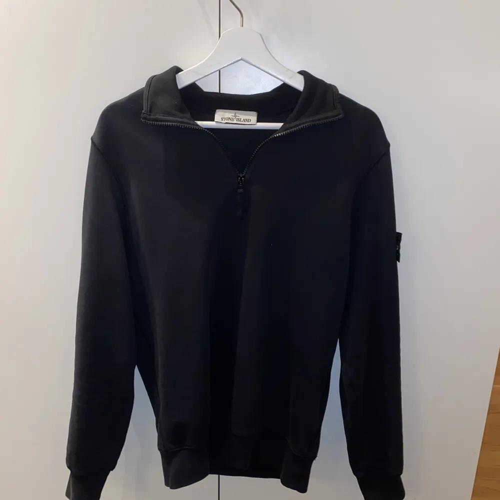 Jag säljer en half zip stone island tröja. Använt några gånger. Nypris 3499kr. Tröjor & Koftor.