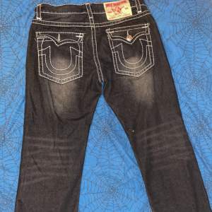 Rare truereligion jeans med en fett fade. Säljer för tyckte de var för baggy för min stil. Skriv om vid intresse eller frågor.