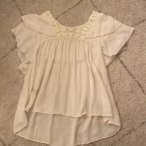 Fin blus  - En fin blus köpt från Venus de milo, storlek S-Xs skulle ja säga. Lite genomskinlig men väldigt gullig o bra material.
