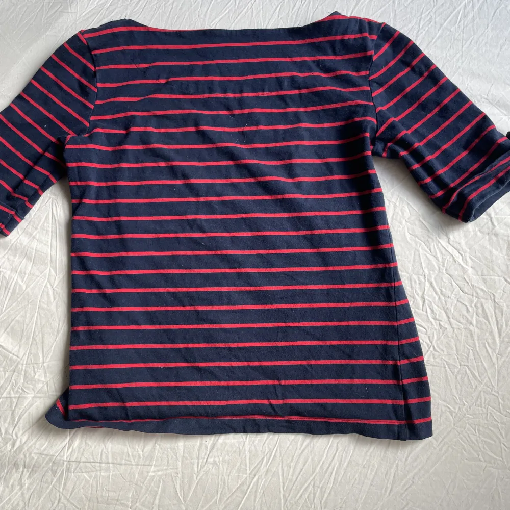 En röd och mörkblå trekvarts tröja, använd men i fint skick utan hål eller fläckar. Tvättar såklart innan köp.. T-shirts.