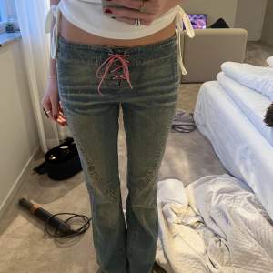 Super coola lågmidjade jeans utan fickor med snörning🥰Man kan byta snöre om man vill 