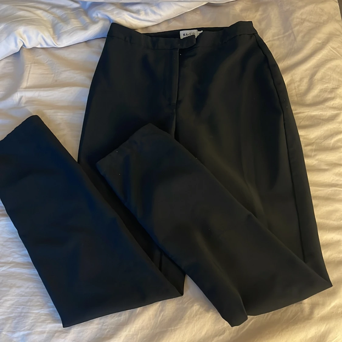 NA-KD byxor med slits