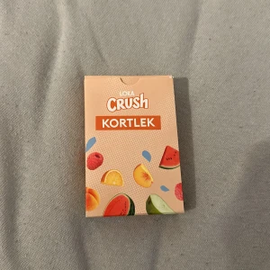 Loka crush kortlek - Säljer denna Loka crush kortleken. Har endast öppnat dom för o kolla på dom. Bra skick. Pris kan diskuteras. STÅR EJ FÖR FRAKTEN 