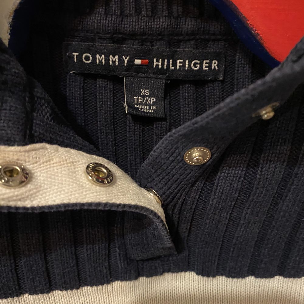 Marinblå Tommy Hilfiger tröja! | Plick Second Hand