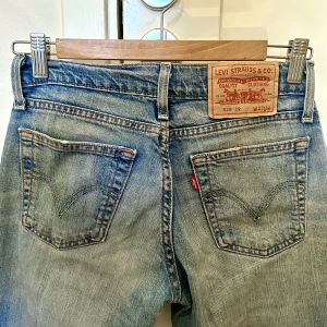 Levi’s low waist bootcut jeans - Så snygga och trendiga Levi’s jeans🩵 Riktiga kvalitétsbyxor i mycket gott skick, säljer för att de tyvärr inte passar mig