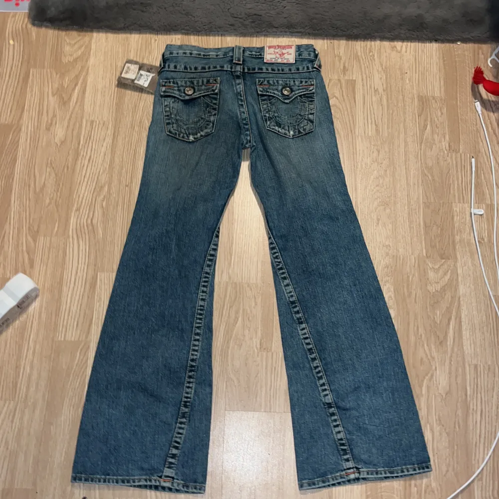 Jättesnygga jeans som tyvärr var för små! Passar någon lite kortare, storlek 12 years / 150, har kvar lappen och aldrig använda! Skriv för frågar och använd gärna köp nu ❤️. Jeans & Byxor.