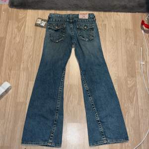 Jättesnygga jeans som tyvärr var för små! Passar någon lite kortare, storlek 12 years / 150, har kvar lappen och aldrig använda! Skriv för frågar och använd gärna köp nu ❤️