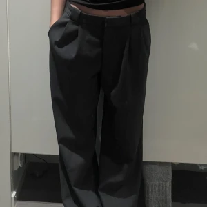 Gråa kostymbyxor  - Säljer dessa mörkgråa kostymbyxor från &otherstories. Jag är 1.66 och byxorna är några centimeter för långa för mig 🩶