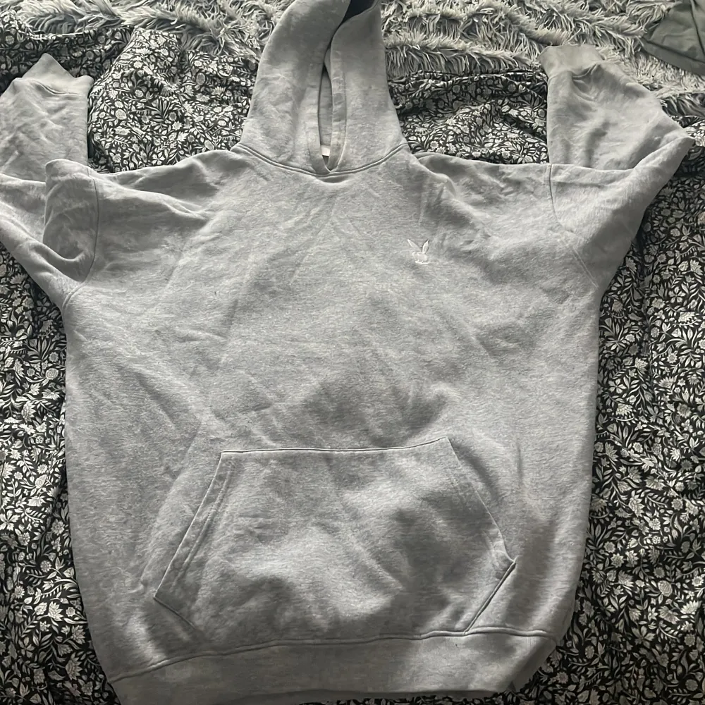 Säljer min playboy hoodie då jag aldrig använder den längre. Sparsamt använd, inte ens 10 gånger. Oversized och varm o skön!. Hoodies.
