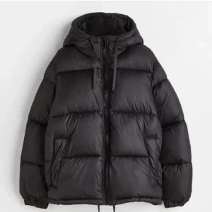 Svart H&M vinterjacka - Lägger ut igen
