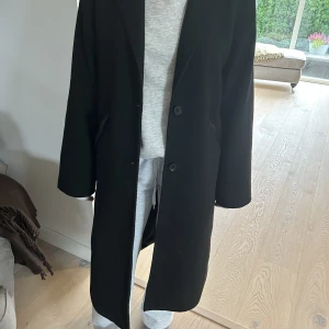 Kappa - Säljer min svarta kappa från hm som knappt kommit till användning🤍