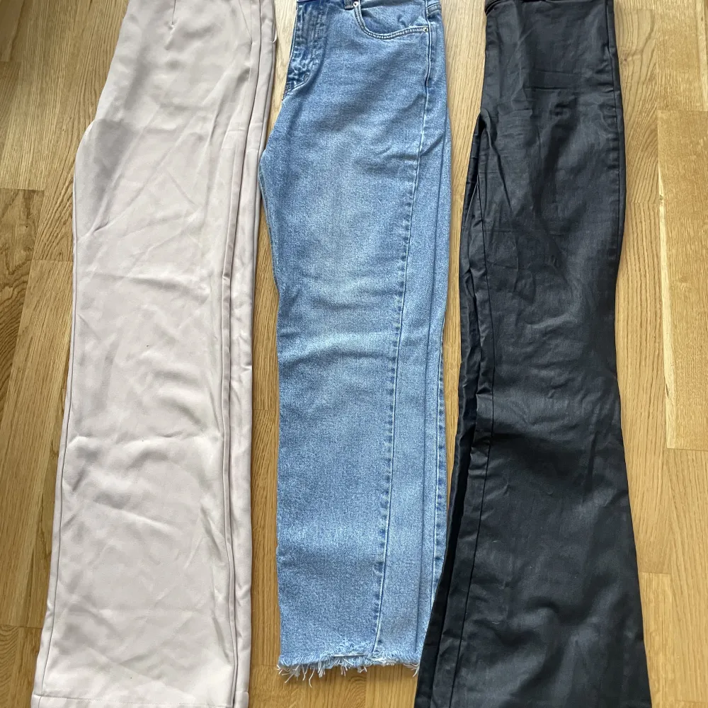 Bild 1: beiga kostym byxor från nakd storlek 36, 100kr. Bild 2: blåa jeans storlek 28/32 från veromoda 150kr.  Bild 3: svarta ”skinnbyxor” utsvängda storlek M 150kr.. Jeans & Byxor.