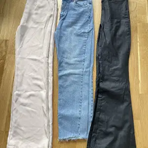 Bild 1: beiga kostym byxor från nakd storlek 36, 100kr. Bild 2: blåa jeans storlek 28/32 från veromoda 150kr.  Bild 3: svarta ”skinnbyxor” utsvängda storlek M 150kr.
