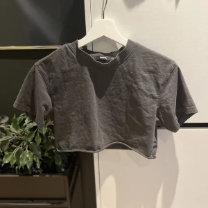 Magtröja - En mörkgrå magtröja som knappt är använd. Från bikbok och i strl XS, jättefin verkligen! 