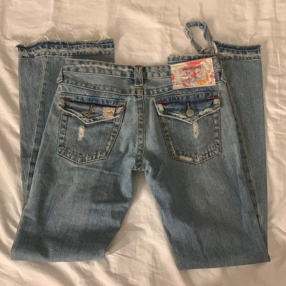 Jätte snygga unika vintage true religion jeans köpta här på Plick😍 dom är i ganska bra skick men saknar en knapp på bak fickan och är ganska slitna längst ner(bild 1) köparen står för frakten och fråga gärna om undrar❤️ . Jeans & Byxor.