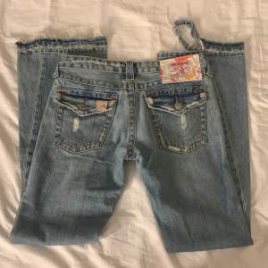Jätte snygga unika vintage true religion jeans köpta här på Plick😍 dom är i ganska bra skick men saknar en knapp på bak fickan och är ganska slitna längst ner(bild 1) köparen står för frakten och fråga gärna om undrar❤️ 